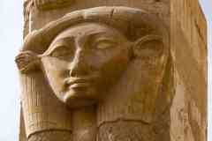 117_Egypte_Louxor_Thebes_Temple-de-Hatchepsout_Chapelle-de-Hathor_Colonne-Hathorique
