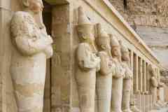 124_Egypte_Louxor_Thebes_Temple-de-Hatchepsout_Statues-de-Hatchepsout-Couronne-d-Egypte-Crosse-et-Fleau