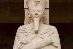 125_Egypte_Louxor_Thebes_Temple-de-Hatchepsout_Statue-de-Hatchepsout-Couronne-d-Egypte-Crosse-et-Fleau