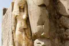 147_Egypte_Louxor_Thebes_Temple-d-Amenhotep-III_Les-Colosses-de-Memnon_Moutemouia-mere-de-Amenhotep-III