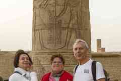 156_Egypte_Kom-Ombo_Temple-de-Sobek_et_Haroeris_Deesses-et-Dieu-devant-un-Pilier_MCC_CS_RS