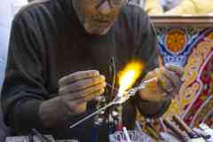 163_Egypte_Assouan_Fabrique-d-Huiles-Essentielles_Souffleur-de-Verre-fabricant-les-Flacons