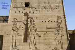 170_Egypte_Philae_Temple-d-Isis_IIeme-Pylone_Pharaon-consacre-des-Offrandes-a_Hathor-et-Horus-Behedet