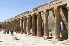 171_Egypte_Philae_Temple-d-Isis_Portique-de-Colonnes-aux-Chapiteaux-varies