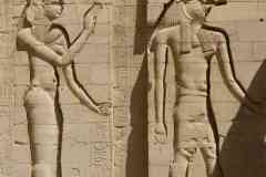 172_Egypte_Philae_Temple-d-Isis_Ier-Pylone_Relief_Hathor-et-Horus