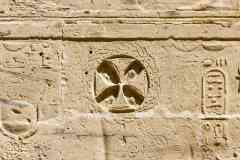 173_Egypte_Philae_Temple-d-Isis_Ier-Pylone_Relief_Croix-Copte_datant-de-l-ere-Chretienne_Empereur-Justinien