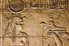 174_Egypte_Philae_Temple-d-Isis_Pronaos_Relief_Isis-coiffee-de-2-Cornes-du-Disque-Solaire-et-de-la-Depouille-du-Vautour