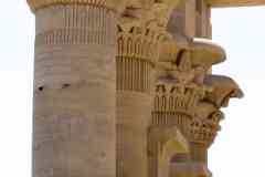 177_Egypte_Philae_Kiosque-de-Trajan_Ier-s_apJC_Colonnes-a-Chapiteaux-Papyriformes