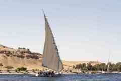181_Egypte_Assouan_Le-Nil_Ballade-en-Felouque-devant-Qubbet-el-Hawala_Necropole-des-Nobles-de-l-Ancien-Empire