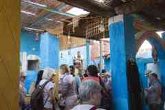 203_Egypte_Assouan_Le-Nil-Sauvage_Ile-de-Sehel_Village-Nubien-de-Jazirat-Suhayl_Interieur-d-Habitation_Groupe