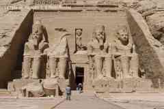212_Egypte_Abou-Simbel_Temple-de-Ramses-II_Statues-colossales-de-Ramses-II_Statue-de-Re-Horakthy_au-centre