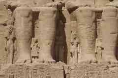 214_Egypte_Abou-Simbel_Temple-de-Ramses-II_Statues-colossales-de-Ramses-II_Son-Epouse_Nefertari-et-ses-Enfants