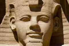 215_Egypte_Abou-Simbel_Temple-de-Ramses-II_Statue-colossale-de-Ramses-II