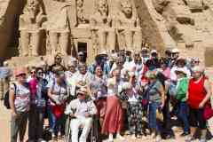 221_Egypte_Abou-Simbel_Temple-de-Ramses-II_Statues-colossales-de-Ramses-II_Groupe