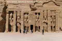 223_Egypte_Abou-Simbel_Temple-de-Nefertari-et-d-Hathor_Statues-colossales-de-Nefertari-encadrees-par_Ramses-II
