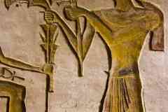 224_Egypte_Abou-Simbel_Temple-de-Nefertari-et-d-Hathor_Vestibule_Relief_Ramses-II-offre-des-fleurs-a-Taouret-Deesse-Hippopotame