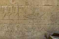229_Egypte_Edfou_Temple-d-Horus_Pylone-cote-Cour_Fresque_Le-Voyage-vers-Edfou_Arrivee-au-Port_Les-Marins-baissent-les-Voiles