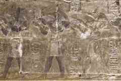232_Egypte_Edfou_Temple-d-Horus_Chapelle-Osirienne_Ptolemee-IV-Philopator-suivi-de-4-Anubis-adorateurs