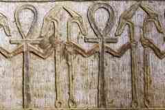 233_Egypte_Edfou_Temple-d-Horus_Chapelle-Lunaire_Relief_Ankh-Croix-de-Vie