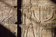 234_Egypte_Edfou_Temple-d-Horus_Salle-des-Offrandes_Relief_Un-Rayon-de-Soleil-touche-Horus