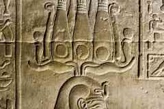 235_Egypte_Edfou_Temple-d-Horus_Escalier_Relief_Harsomtous-portant-la-triple-Couronne-Hemhem