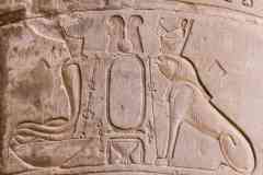 238_Egypte_Edfou_Temple-d-Horus_Cour_Portique-Ouest_Pilier_Relief_Horus-et-Ouadjet-le-Serpent-entourent-un-cartouche-vide