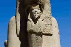 240_Egypte_Louxor_Thebes_Temple-de-Karnak_Dromos_Allee-de-Sphinx-a-Tete-de-Belier-Criocephales_avec-une-Statuette-de-Pharaon