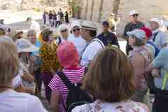 241_Egypte_Louxor_Thebes_Temple-de-Karnak_Le-Groupe_et_Le-Guide-Aladin