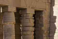 243_Egypte_Louxor_Thebes_Temple-de-Karnak_La-Cour_Portique-de-Chechonq-Ier_Pilier-inacheve_et_Sphinx-Criocephales