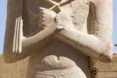 245_Egypte_Louxor_Thebes_Temple-de-Karnak_La-Cour_Statue-Colossale-de-Ramses-II-avec-sa-Fille-Bentana_XIXeme-dynastie