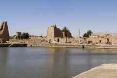 251_Egypte_Louxor_Thebes_Temple-de-Karnak_Le-Lac-Sacre_et_les-8eme-et-9eme-Pylones