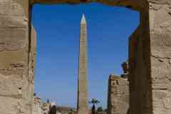 253_Egypte_Louxor_Thebes_Temple-de-Karnak_Obelisque-de-Thoutmosis-Ier_vu-de-la-Cour-entre-le-6eme-et-le7eme-Pylone