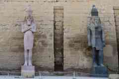 259_Egypte_Louxor_Thebes_Temple-d-Amon_Opet-du-Sud_1er-Pylone_Statues-Colossales-de-Ramses-II_XIXeme-dynastie