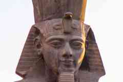 262_Egypte_Louxor_Thebes_Temple-d-Amon_Opet-du-Sud_Cour-Ramses-II_Statues-Colossales-de-Ramses-II_XIXeme-dynastie