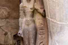 263_Egypte_Louxor_Thebes_Temple-d-Amon_Opet-du-Sud_Cour-Ramses-II_Statuette-de-Nefertari-au_pied-de-son-Fils-Meryamon