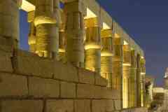 267_Egypte_Louxor_Thebes_Temple-d-Amon_Opet-du-Sud_La-Grande-Colonnade-d-Amenhotep-III_Colonnes-a-Chapiteaux-Papyriformes-fermes