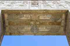 284_Egypte_Denderah_Temple-d-Hathor_Porte-d-Hathor-bati-par-Domitien-et-Trajan-Ier-s-apJC_Relief-peint_Scarabee-aile