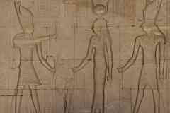 285_Egypte_Denderah_Temple-d-Hathor_Relief_l-Empereur-Claude-tend-un-Sceptre-a-Isis-Hator-et-Harsomtous_Fils-d-Hathor-et-d-Horus