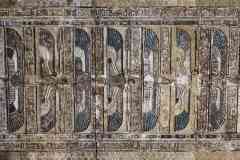 287_Egypte_Denderah_Temple-d-Hathor_Mammisi-Romain_Sanctuaire_Plafond_Relief-Vol-de-Vautours-et-de-Disques-ailes_Ouadjet-et-Nekhbet