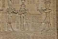 290_Egypte_Denderah_Temple-d-Hathor_Mammisi-Romain_Relief_Trajan-offre-des-Sistres-a-Hathor-allaitant-son-Fils-et-Ihy-avec-la-Double-Couronne