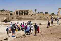 292_Egypte_Denderah_Temple-d-Hathor_Le-Groupe_au-fond-le-Mammisi-Romain