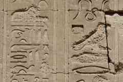 293_Egypte_Denderah_Temple-d-Hathor_Mur-Sud_Relief_Cartouches-de-Cleopatre