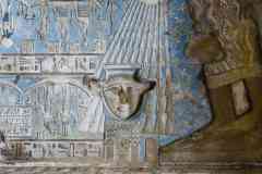 298_Egypte_Denderah_Temple-d-Hathor_Pronaos_Plafond_Relief_Le-Soleil-sort-du-Ventre-de-Nout-et-illumine-la-Tete-d-Hathor-posee-sur-le-Temple