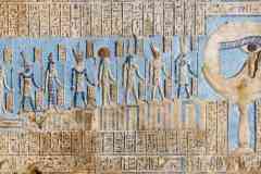 301_Egypte_Denderah_Temple-d-Hathor_Pronaos_Plafond-Ouest_La-Lune-Osiris-adoree-par-Thot-a-droite-et-par-14-Deites-en-Procession