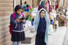 336_Egypte_Le-Caire_Rue-Al-Moez-Ldin-Allah-Al-Fatmi_Adolescentes