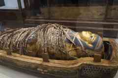 351_Egypte_Le-Caire_Musee-Egyptien-du-Caire-1902_Sarcophage-en-Bois-peint-avec-des-Bandelettes