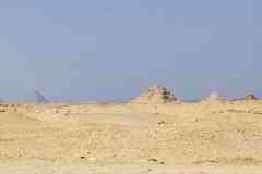 390_Egypte_Le-Caire_Saqqarah_de-g-a-d_Pyramides-de-Khephren_de_Kheops_de-Neferefre_de-Neferirkare_et_de-Sahoure_Pharaons-de-la-Veme-dynastie